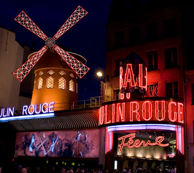 Le Moulin Rouge photo prise de nuit à Paris