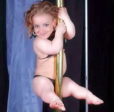 Une fille de petite taille pratique le Pole dance en club