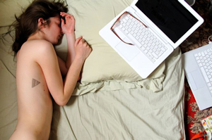 Une camgirl se repose après une longue nuit de sexe virtuel