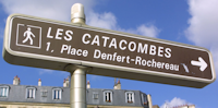L'accès aux catacombes se fait depuis la place Denfert-Rochereau