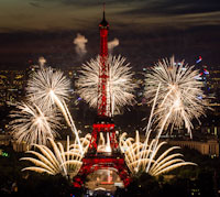panache de couleur se libérant de la Tour Eiffel